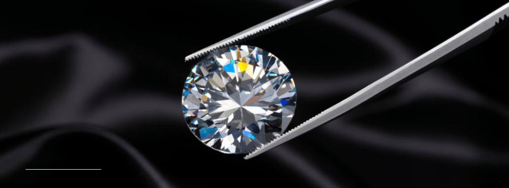 Diamantes Haikmaro diamante natural sostenido por una pinza sobre fondo negro