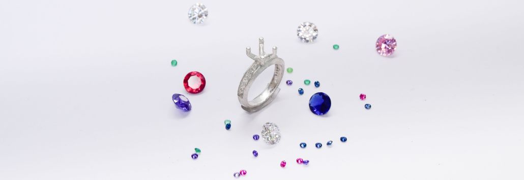 Anillo de compromiso de plata 925k con gemas Haikmaro Anillo de compromiso de plata 925k con gemas de diferentes colores sobre fondo blanco